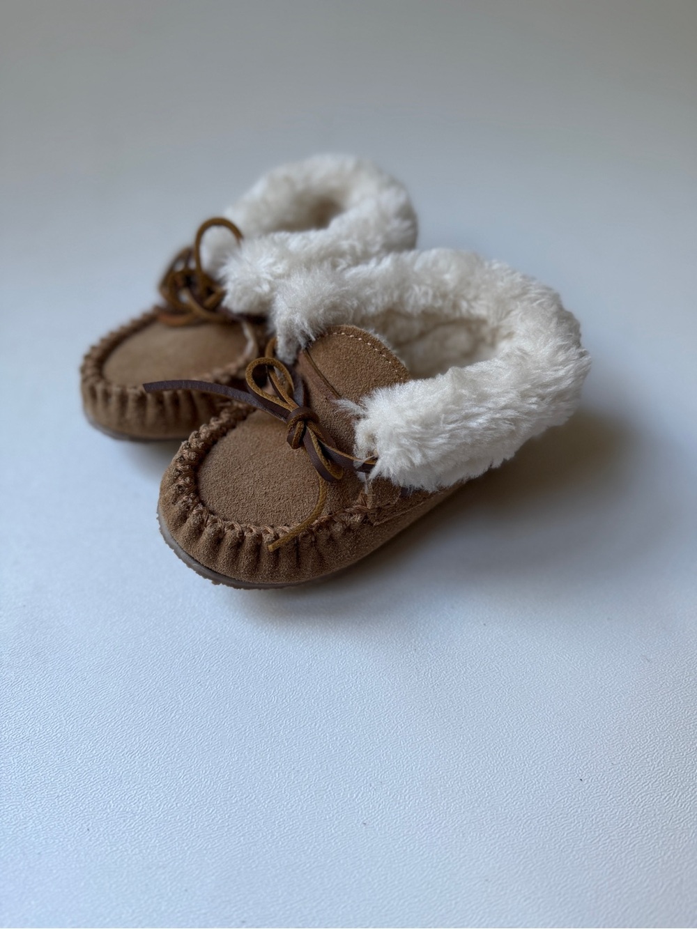 Minnetonka Kids Toddlers Brown Moccasin Slippers with Cream Faux Fur Cuff